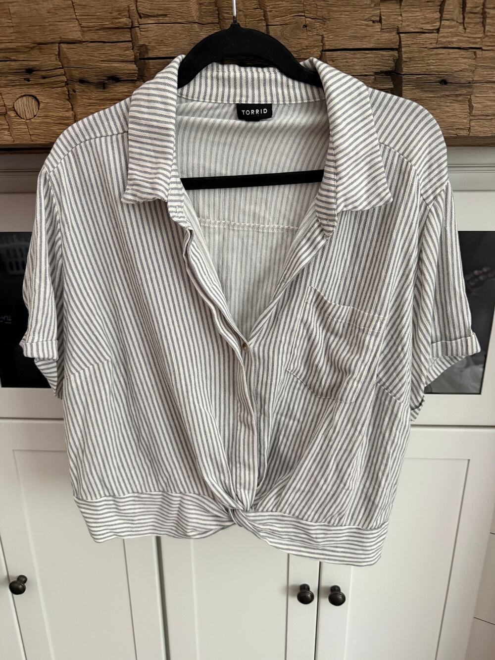Torrid Grey White Striped Tie Front Crop Blouse Plus Size 2 Collared Top